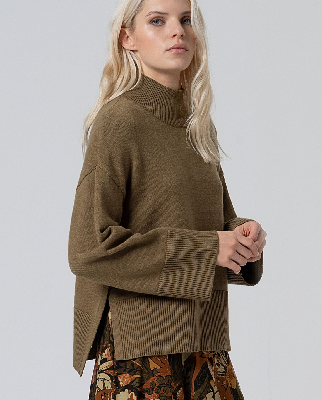 JERSEY SUAVE CON MANGA ACAMPANADA KAKI OSCURO