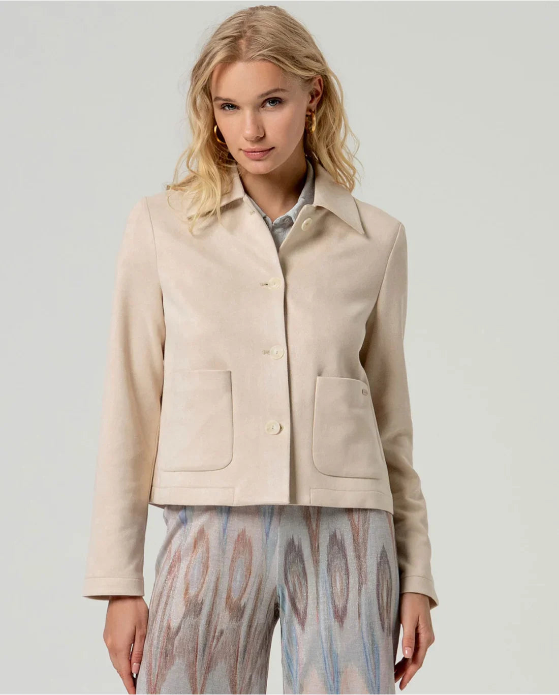 CHAQUETA EFECTO ANTE CON BOLSILLOS EN CRUDO