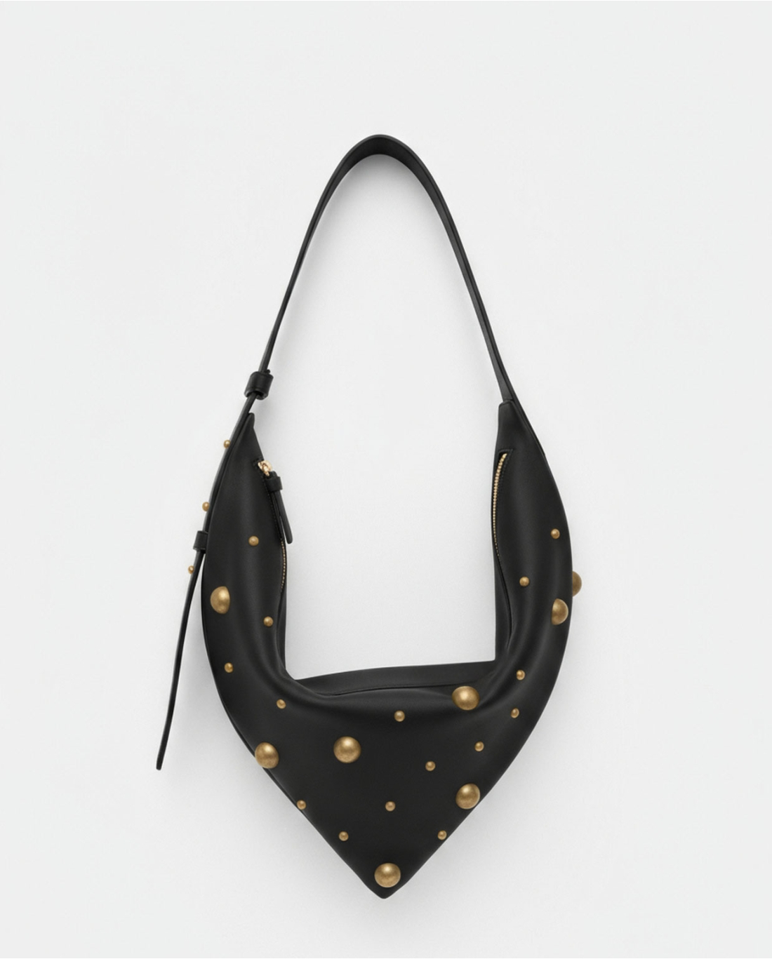BOLSO DE HOMBRO TIPO PAÑUELO CON TACHUELAS NEGRO