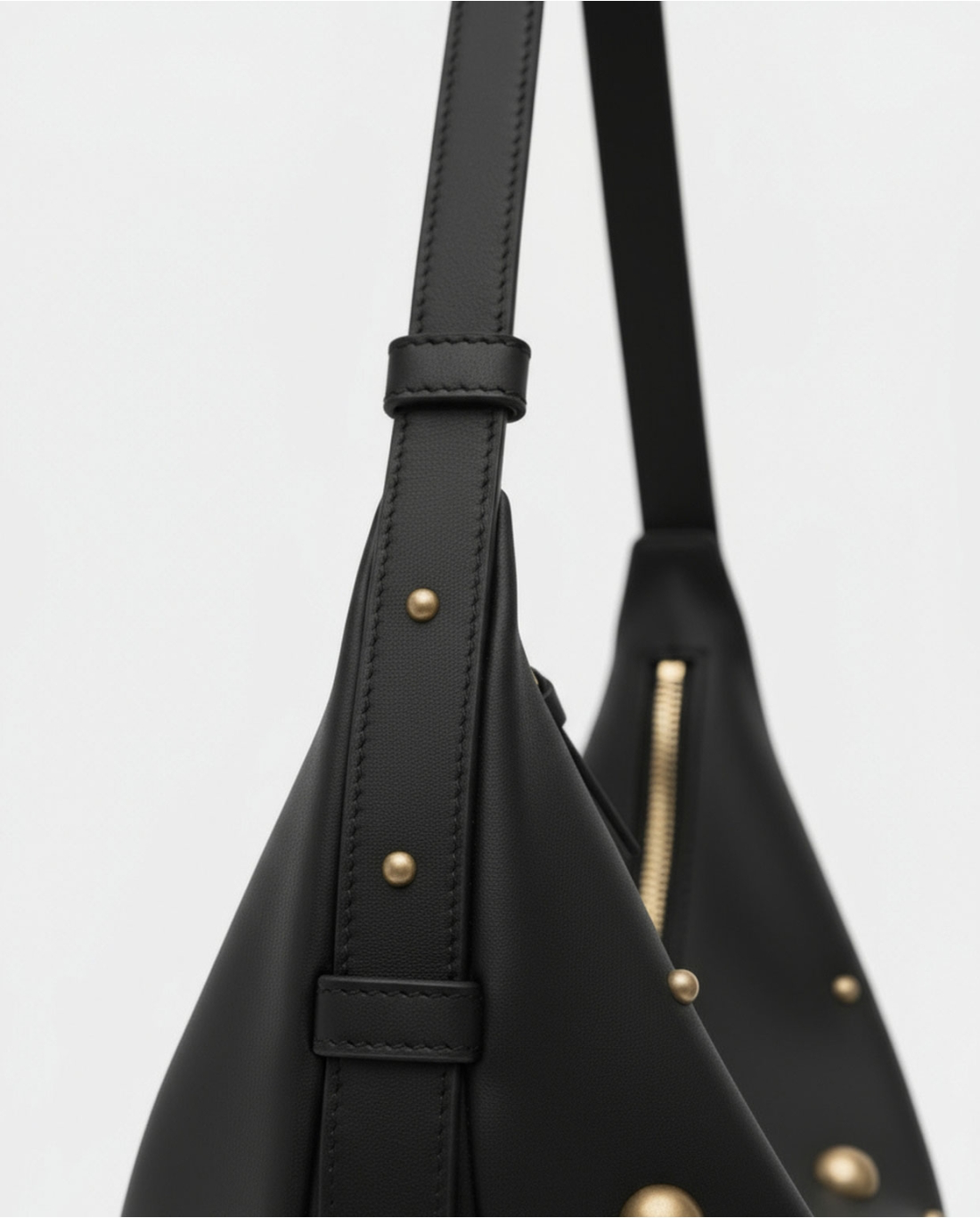 BOLSO DE HOMBRO TIPO PAÑUELO CON TACHUELAS NEGRO