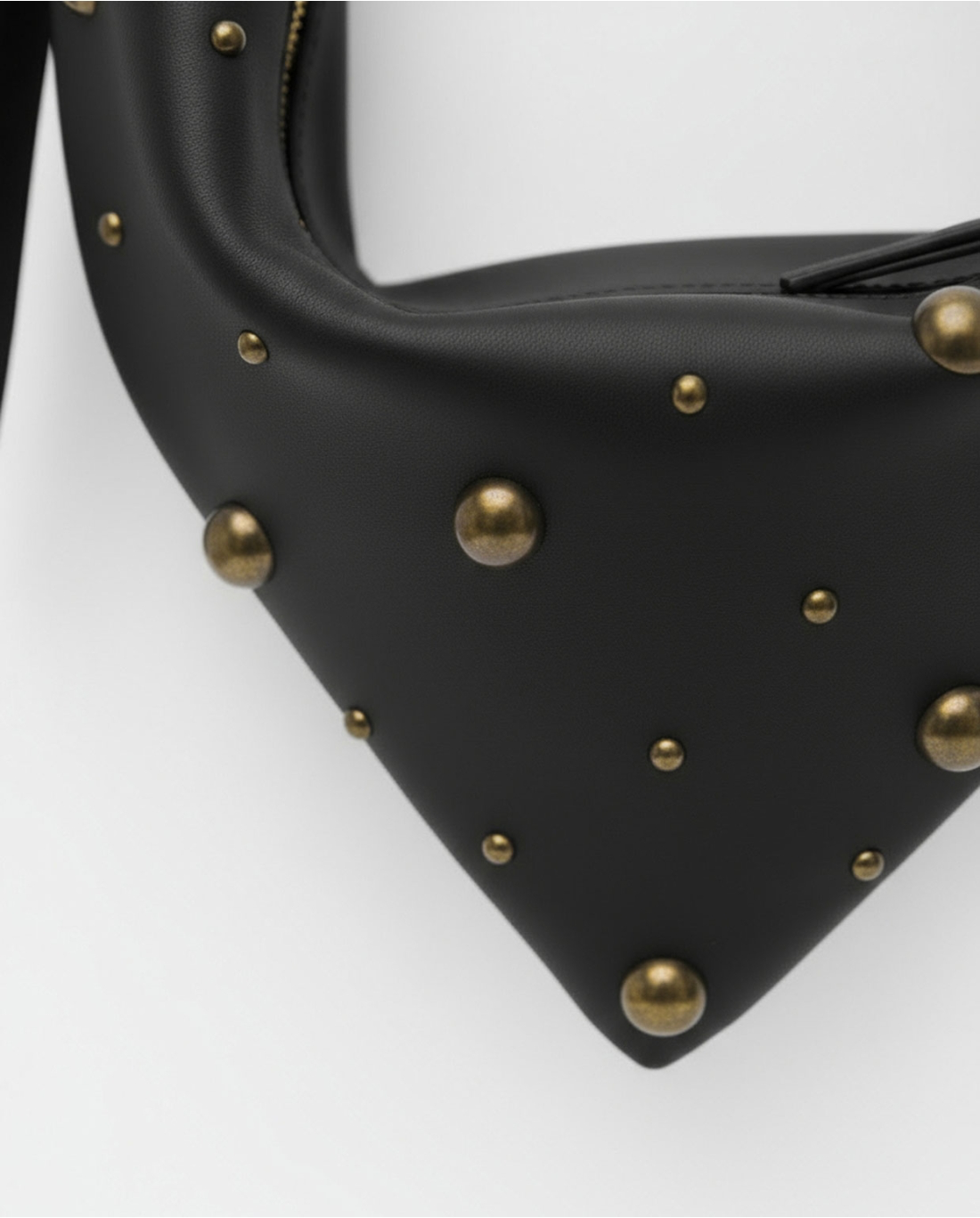 BOLSO DE HOMBRO TIPO PAÑUELO CON TACHUELAS NEGRO