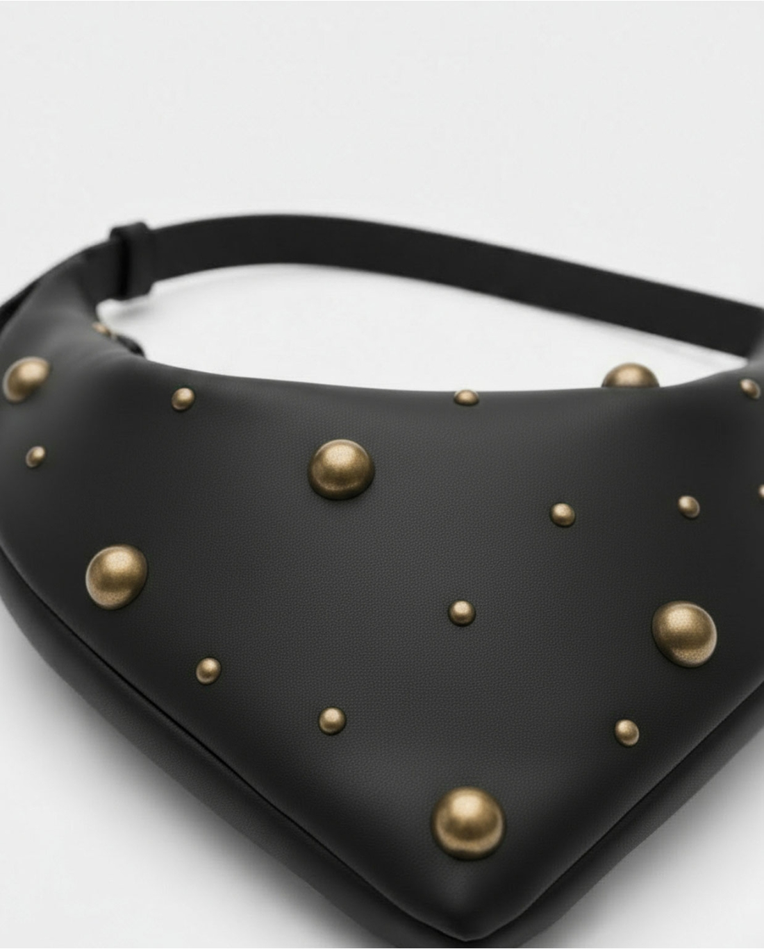 BOLSO DE HOMBRO TIPO PAÑUELO CON TACHUELAS NEGRO