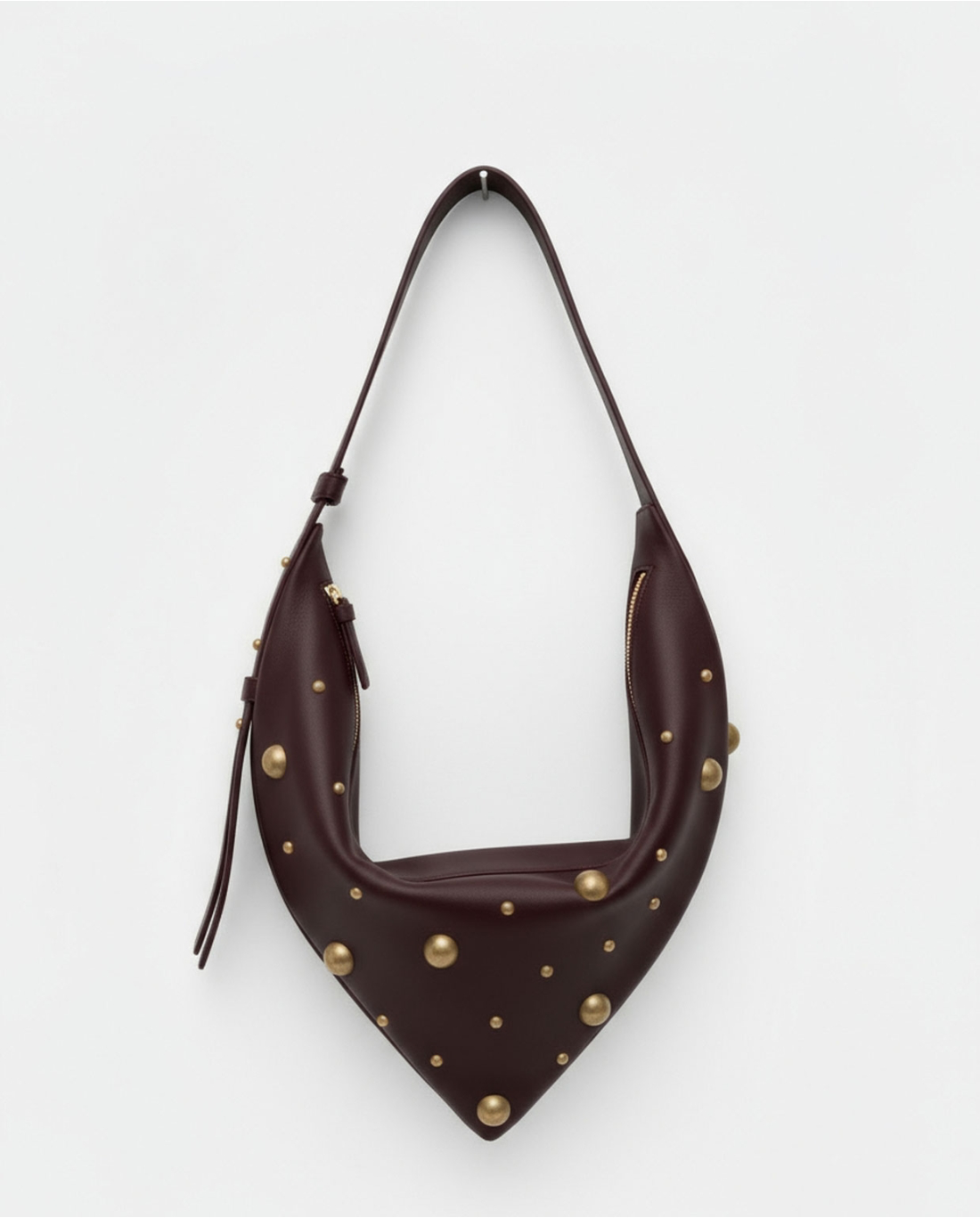 BOLSO DE HOMBRO TIPO PAÑUELO CON TACHUELAS GRANATE