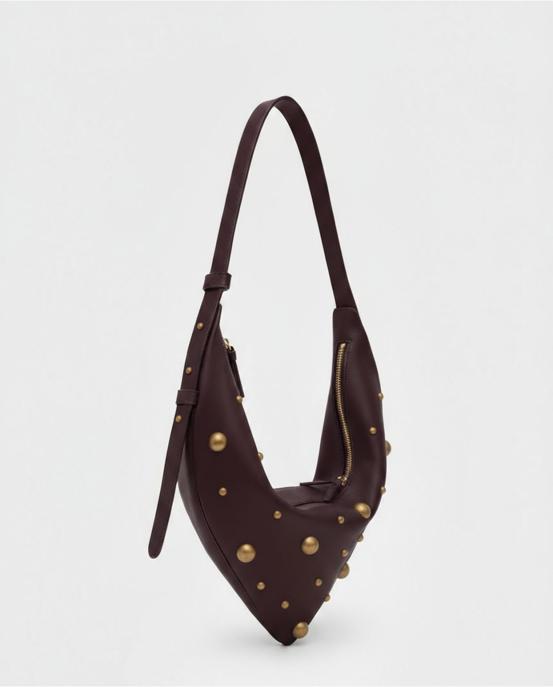 BOLSO DE HOMBRO TIPO PAÑUELO CON TACHUELAS GRANATE