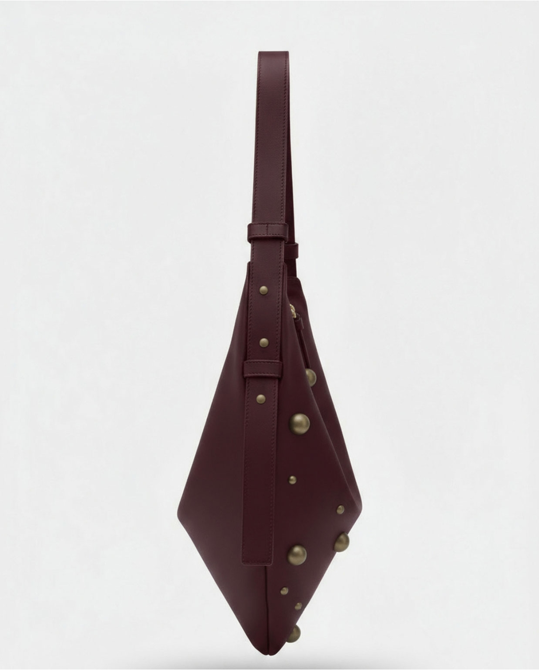 BOLSO DE HOMBRO TIPO PAÑUELO CON TACHUELAS GRANATE