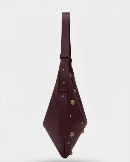 BOLSO DE HOMBRO TIPO PAÑUELO CON TACHUELAS GRANATE
