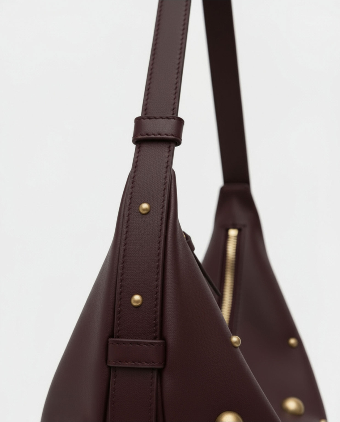 BOLSO DE HOMBRO TIPO PAÑUELO CON TACHUELAS GRANATE