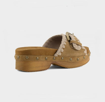 ZUECO LOW HEEL WOOD WITH BUCKLE COÑAC