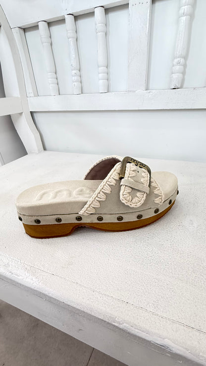 ZUECO LOW HEEK WOOD WITHA BUCKLE CHALK
