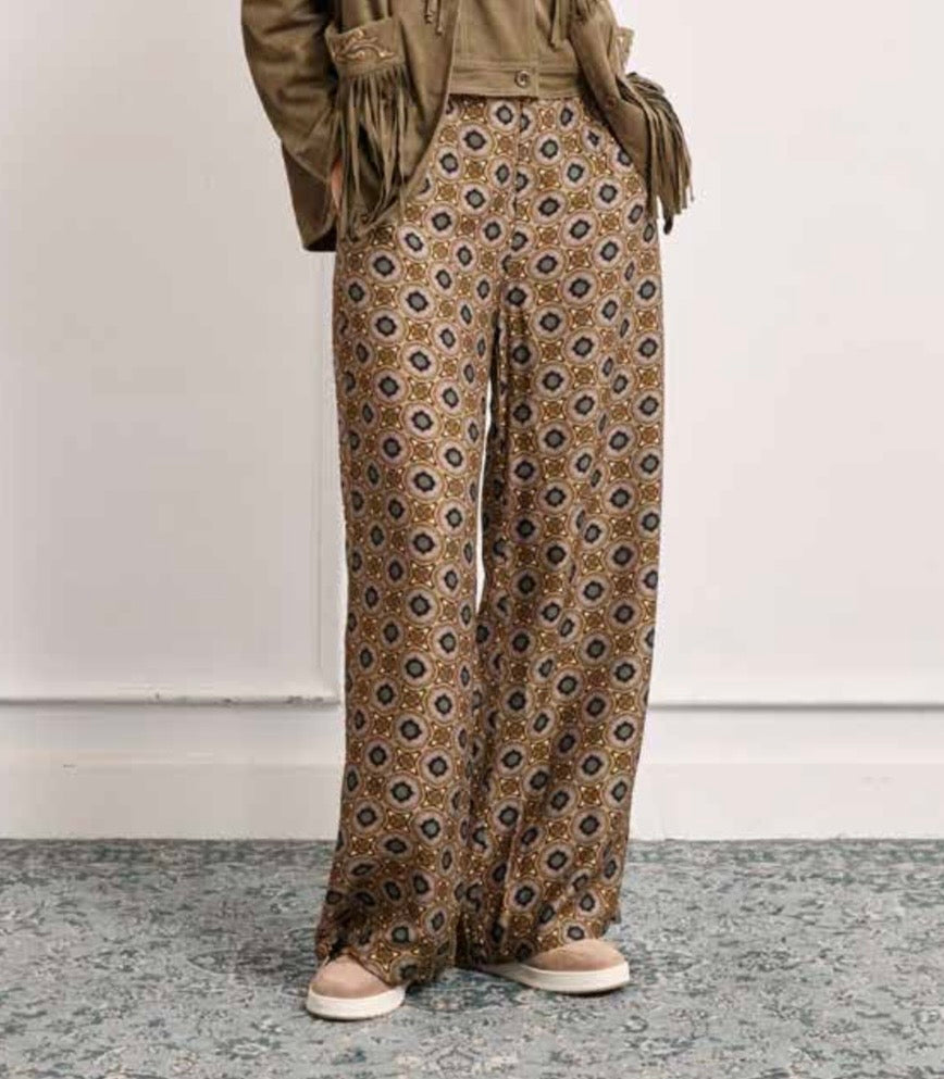 PANTALÓN ESTAMPADO RETRO TACHUELAS CAQUI