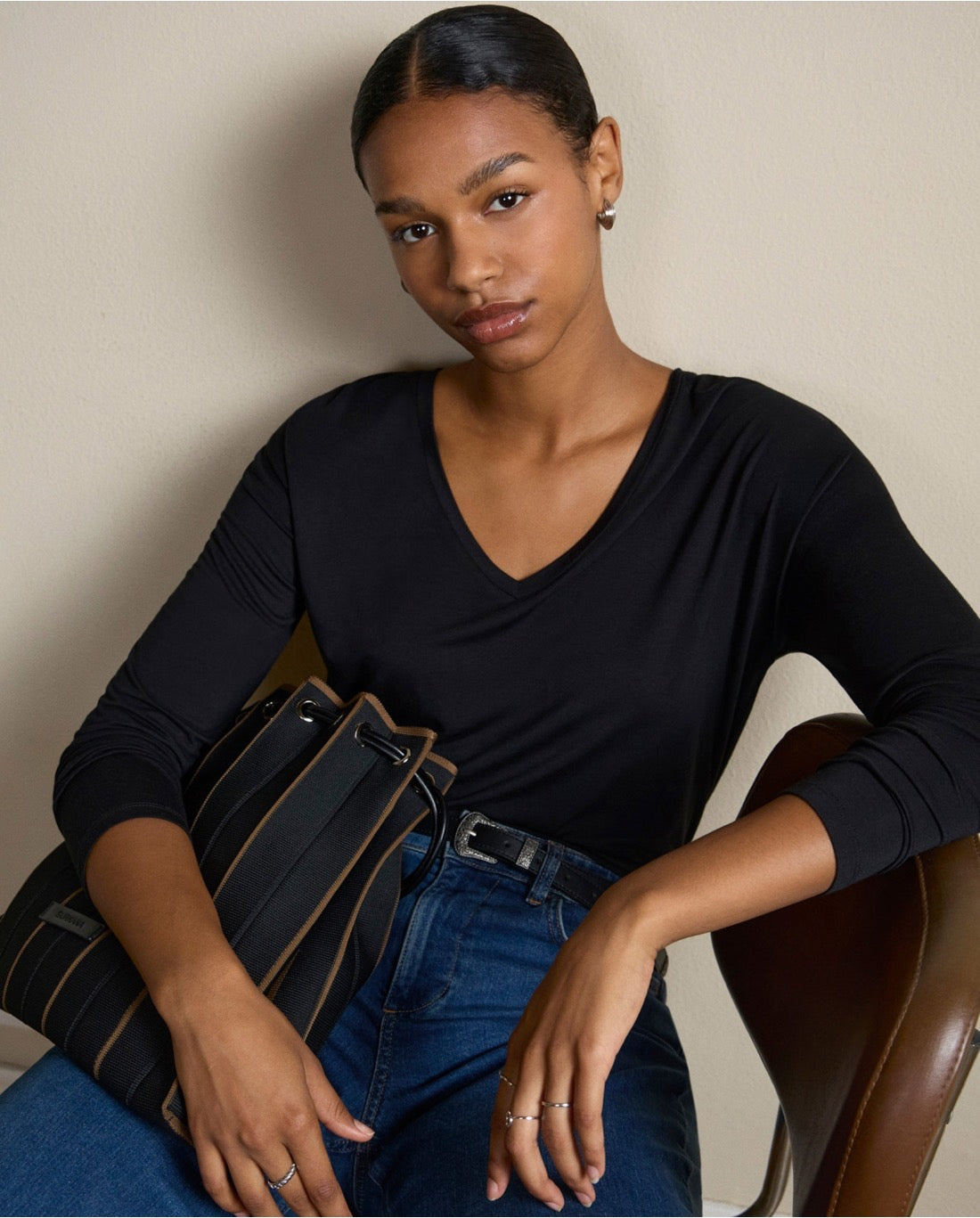 CAMISETA ESCOTE V DE VISCOSA BAMBÚN NEGRO