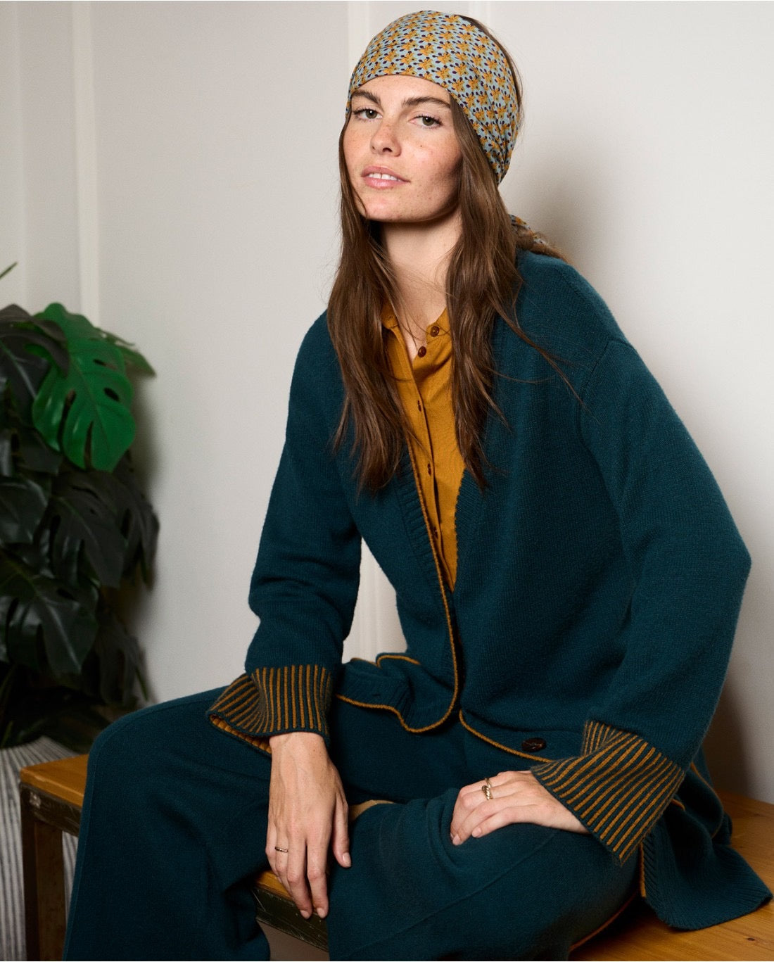 CARDIGAN LARGO CON BOLSILLOS Y DETALLES VERDE BOTELLA