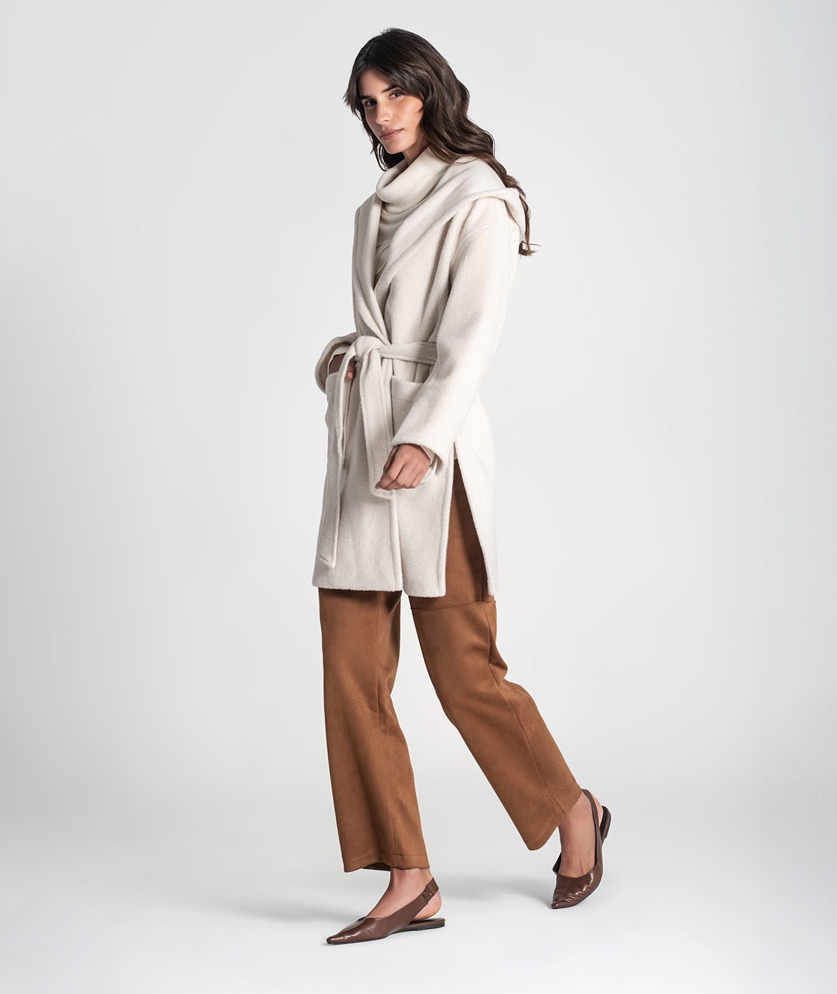 ABRIGO CON BOLSILLOS Y CAPUCHA CRUDO