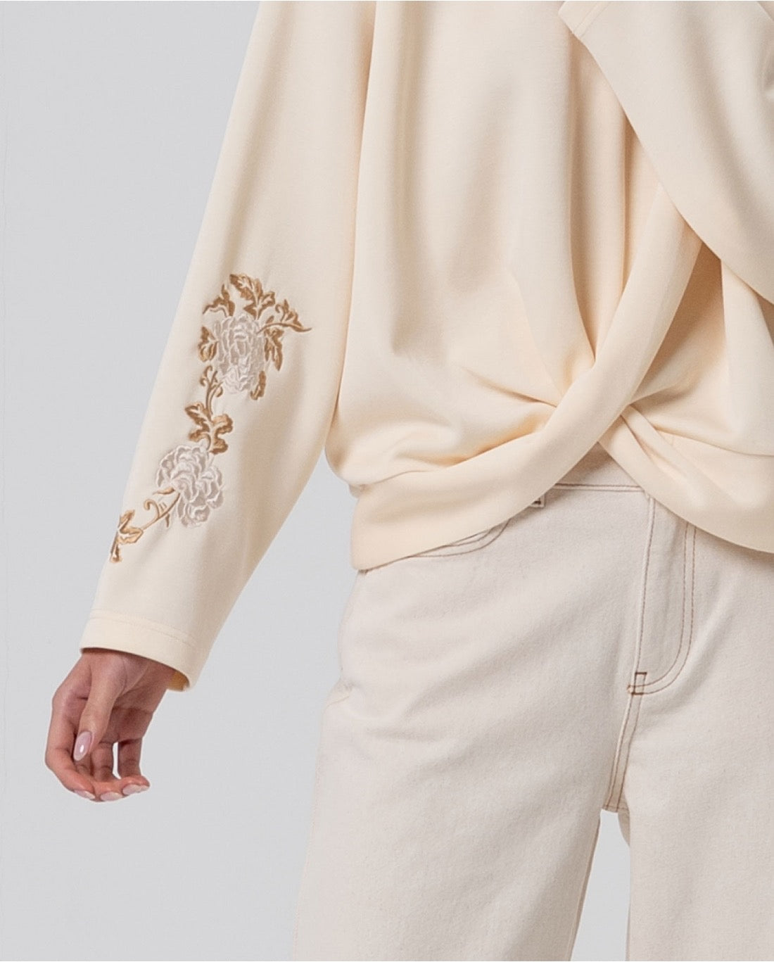 SUDADERA CON NUDO BORDADO FLORAL CRUDO