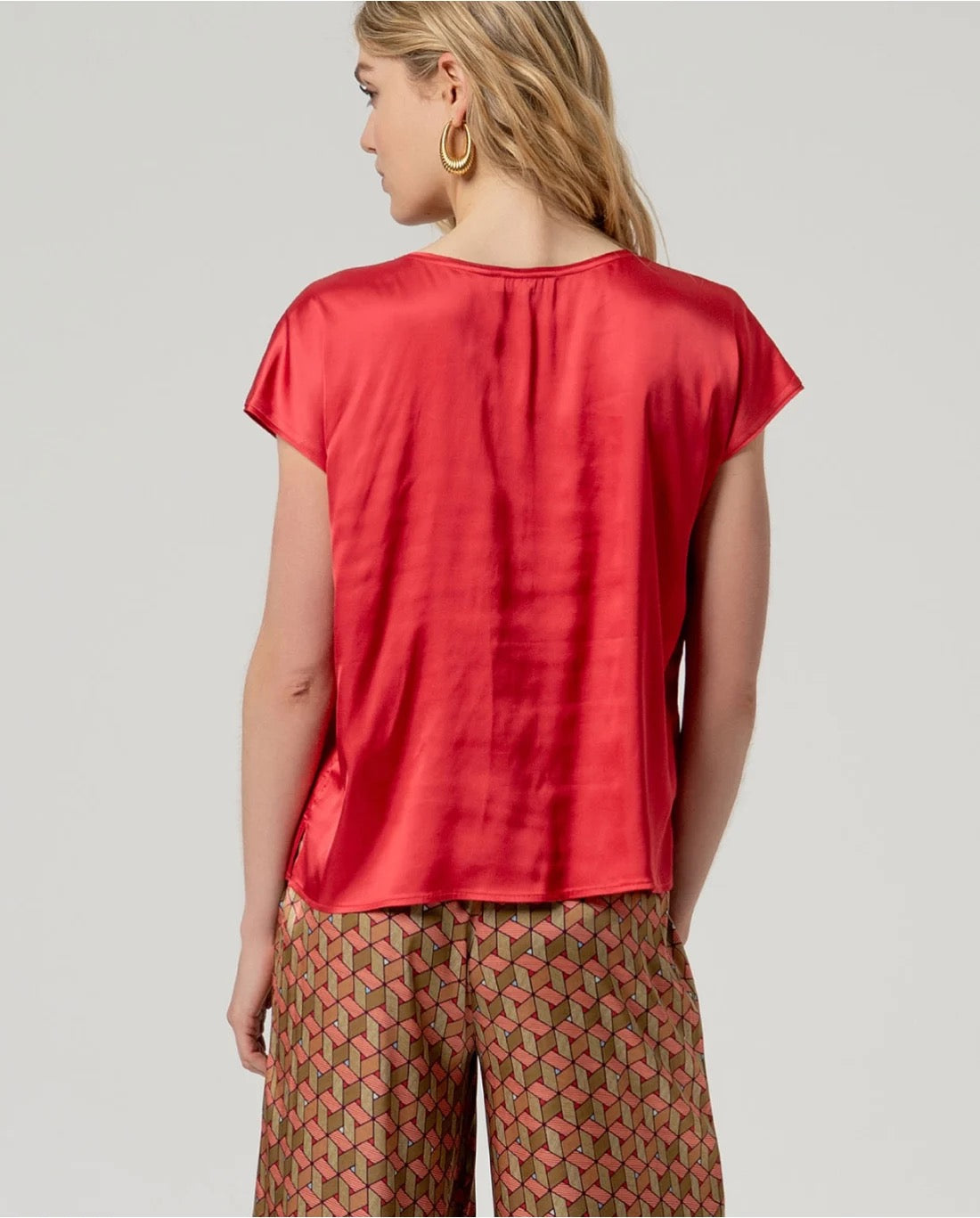 BLUSA ESCOTE PICO ROJO