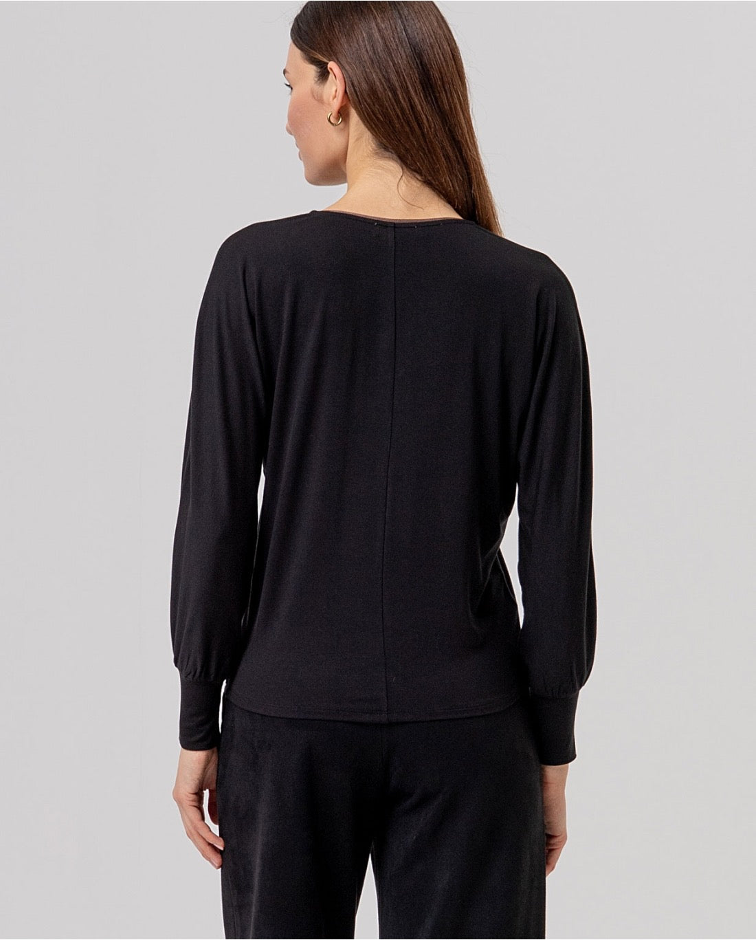 CAMISETA DE CUELLO PICO DE BAMBÚ NEGRO