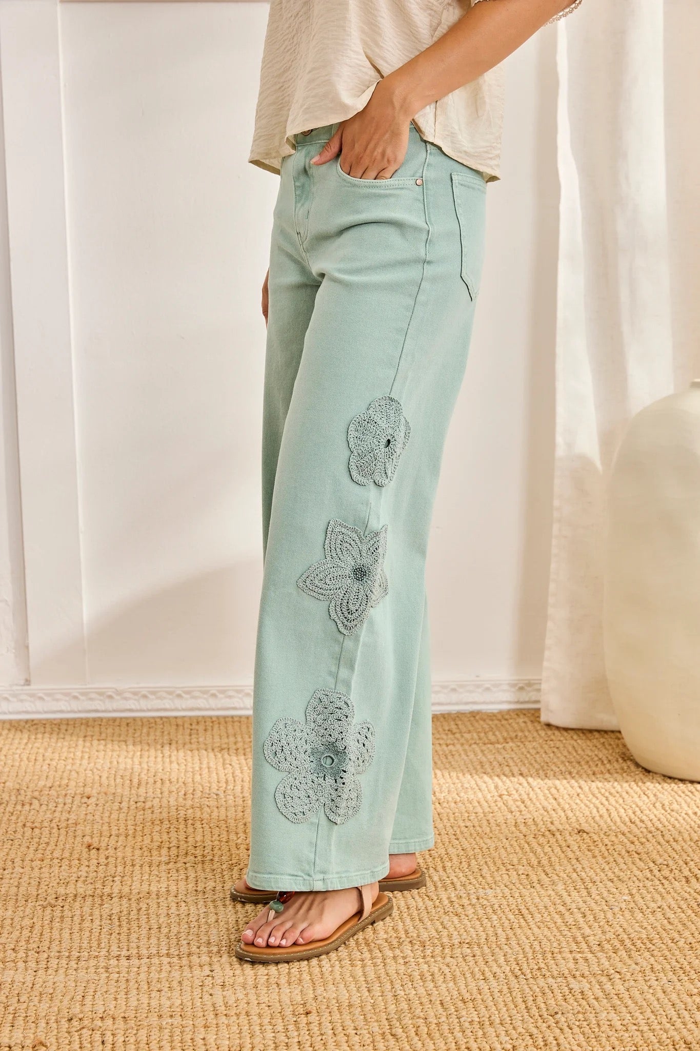 JEANS RECTOS BORDADO FLORAL ELECTRA AZUL