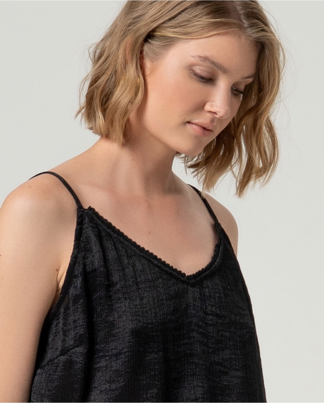 TOP TIRANTES PICO TEJIDO FLUIDO NEGRO