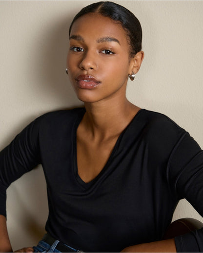 CAMISETA ESCOTE V DE VISCOSA BAMBÚN NEGRO