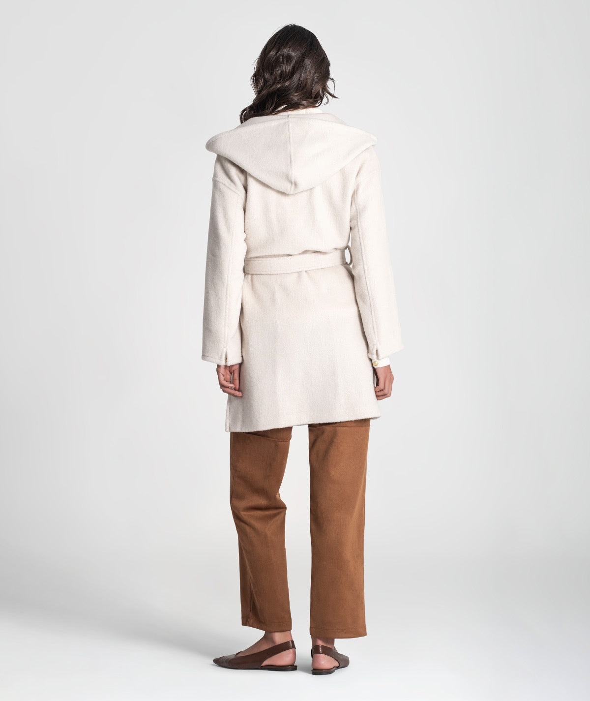 ABRIGO CON BOLSILLOS Y CAPUCHA CRUDO