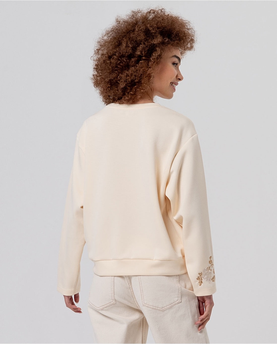 SUDADERA CON NUDO BORDADO FLORAL CRUDO