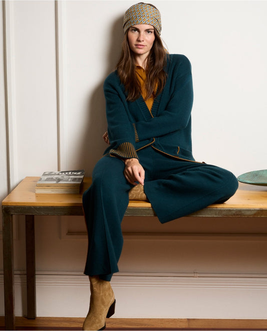 CARDIGAN LARGO CON BOLSILLOS Y DETALLES VERDE BOTELLA