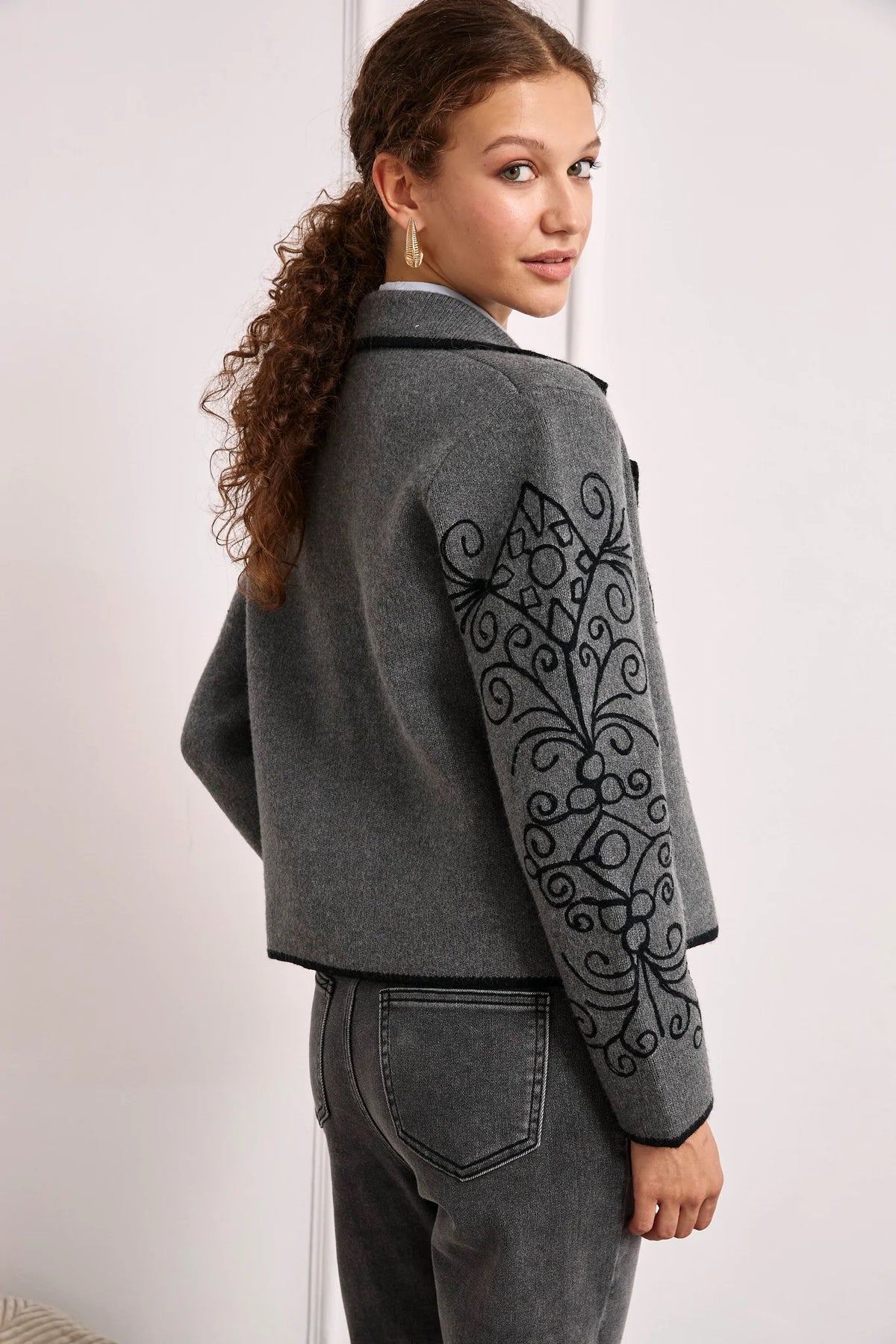 CHAQUETA CORTA BORDADO CONTRASTE GRIS