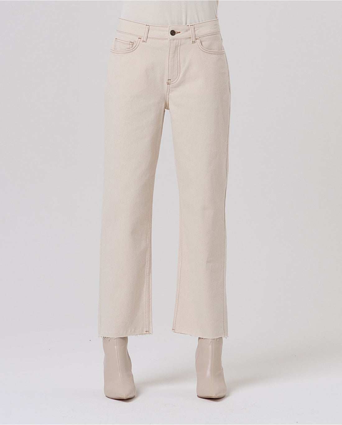 JEANS RECTOS CON BAJO DESHILACHADO CRUDO