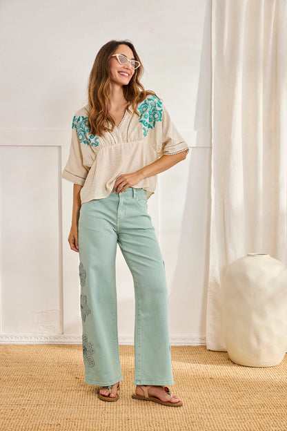 JEANS RECTOS BORDADO FLORAL ELECTRA AZUL