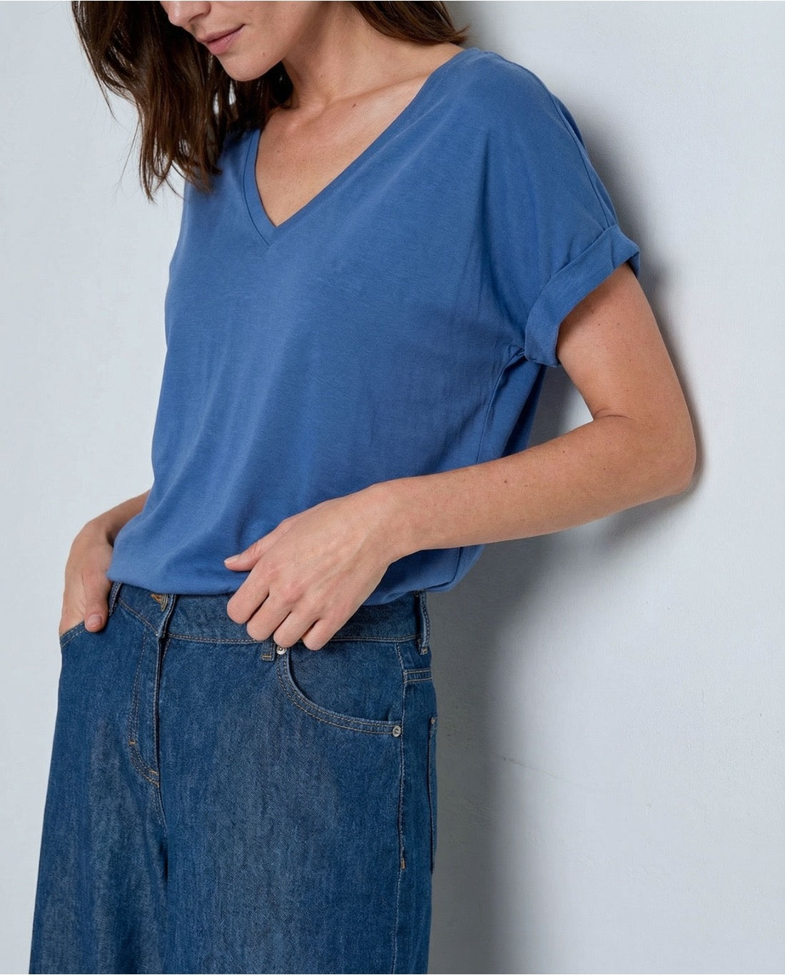 CAMISETA ESCOTE PICO AZUL