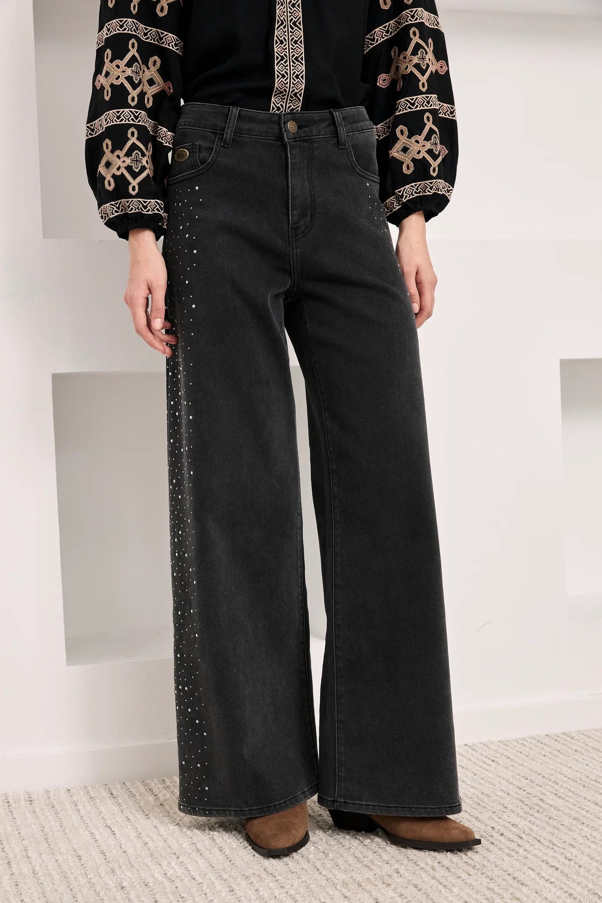 JEANS TACHUELAS LATERALES NEGRO