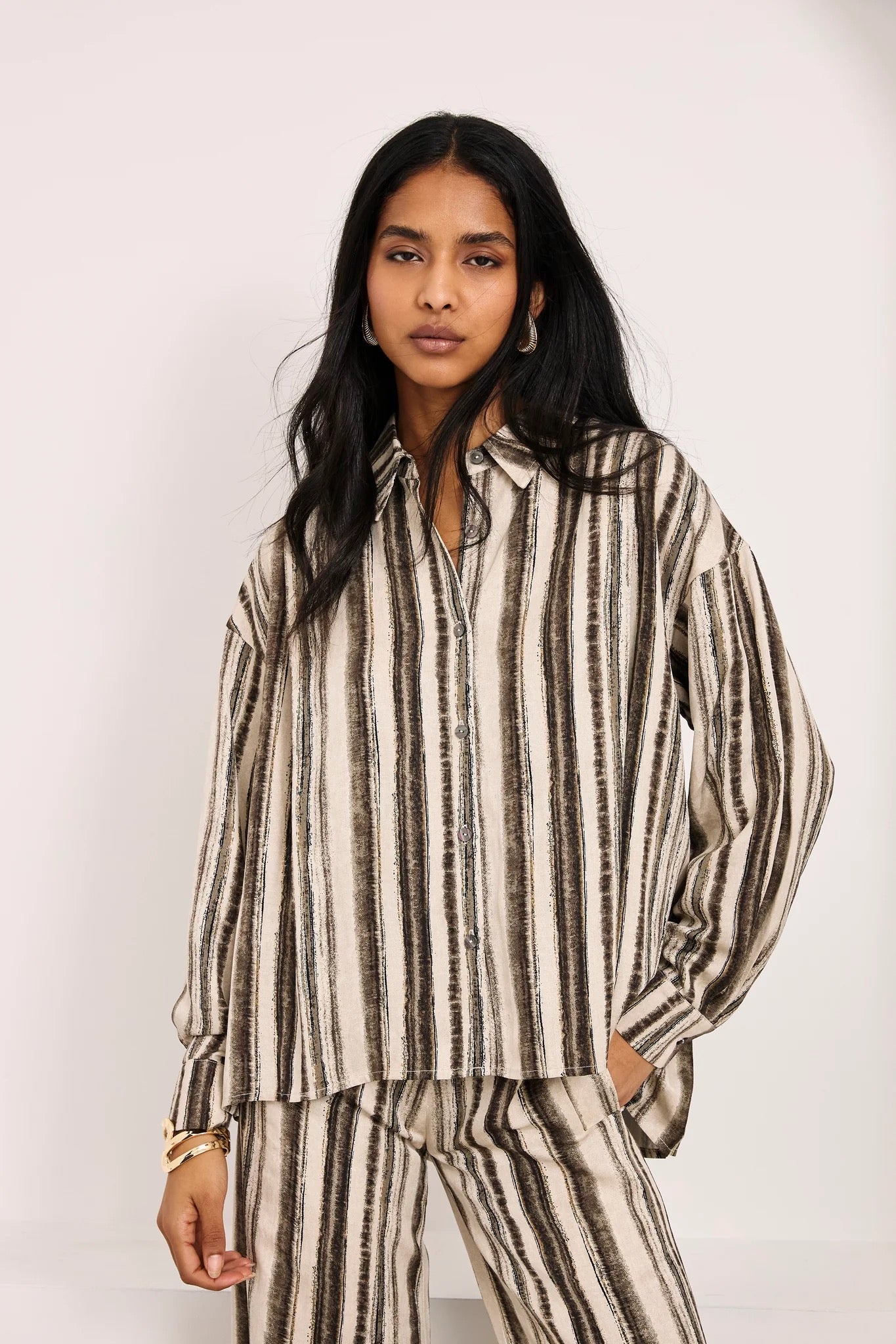 BLUSA CAMISERA OVERSIZED RAYAS TRAZOS IVORY