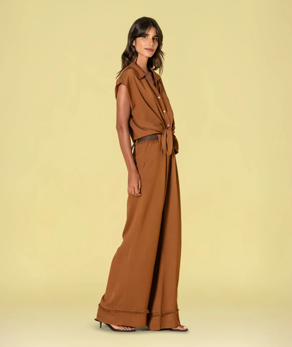 PANTALÓN CON CINTURÓN CARAMELO