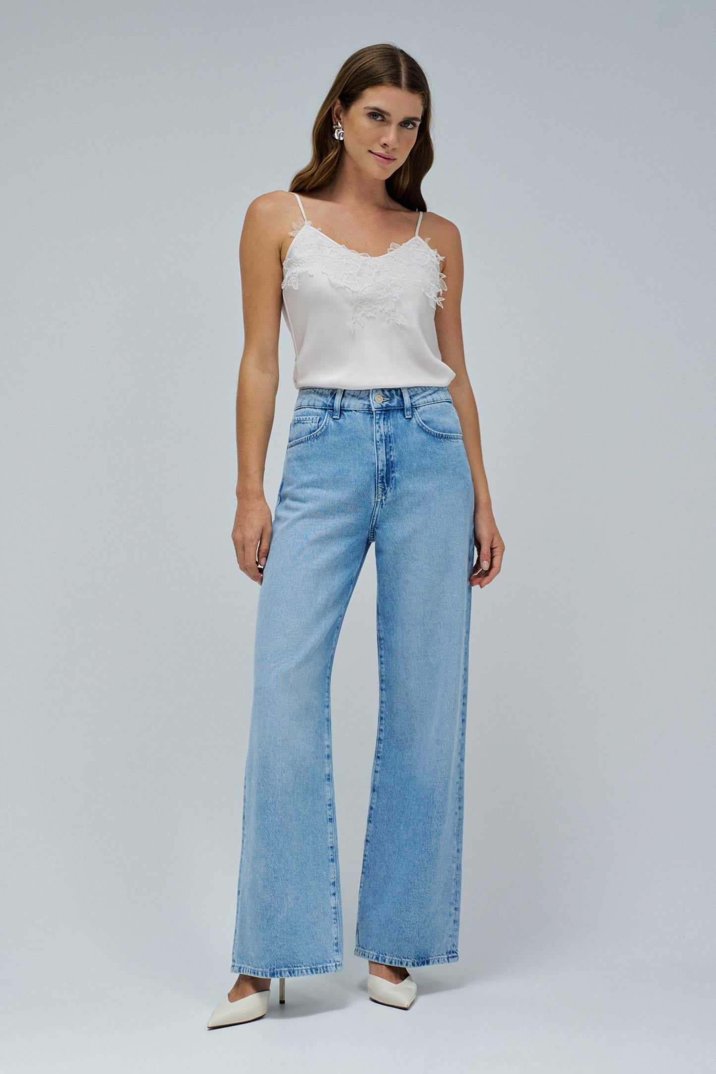 TOP SATINADO CON ENCAJE BLANCO