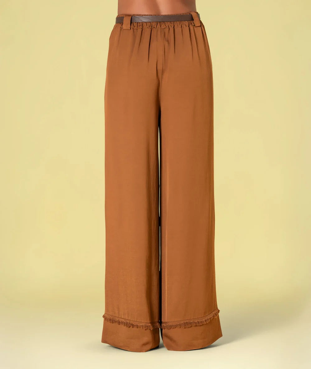 PANTALÓN CON CINTURÓN CARAMELO