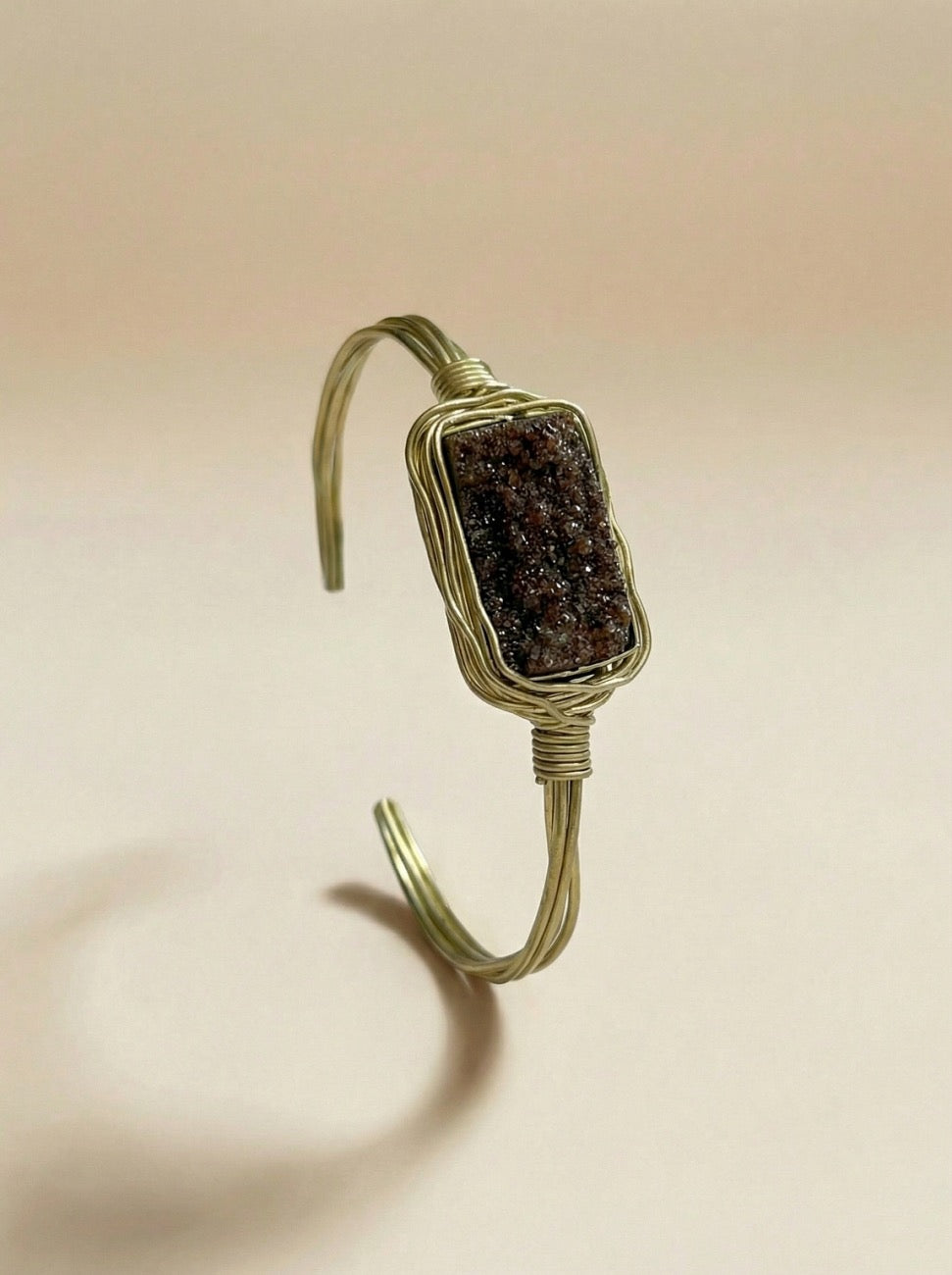 PULSERA PIEDRA DRUSA HILOS DE ORO MARRÓN