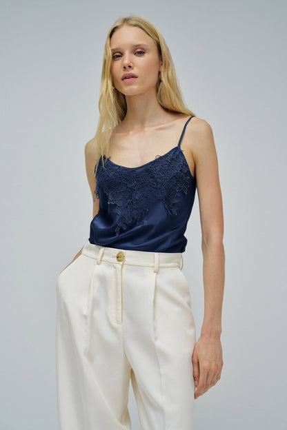 TOP SATINADO CON ENCAJE AZUL