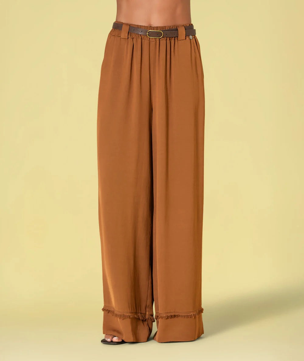 PANTALÓN CON CINTURÓN CARAMELO