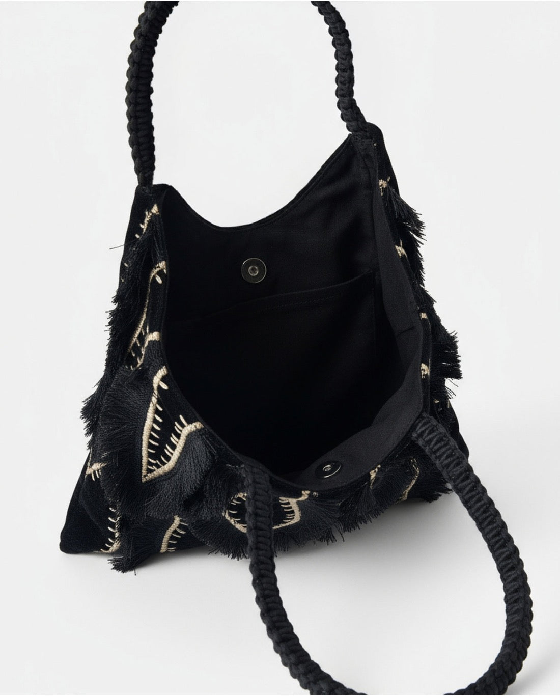 BOLSO TRAPEZOIDAL DE TERCIOPELO BORDADO NEGRO