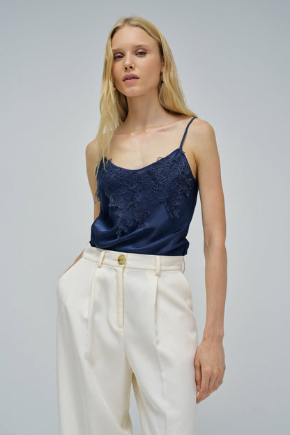 TOP SATINADO CON ENCAJE AZUL