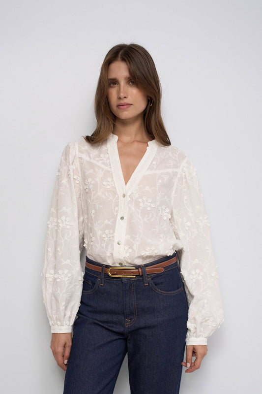 BLUSA CON BORDADOS