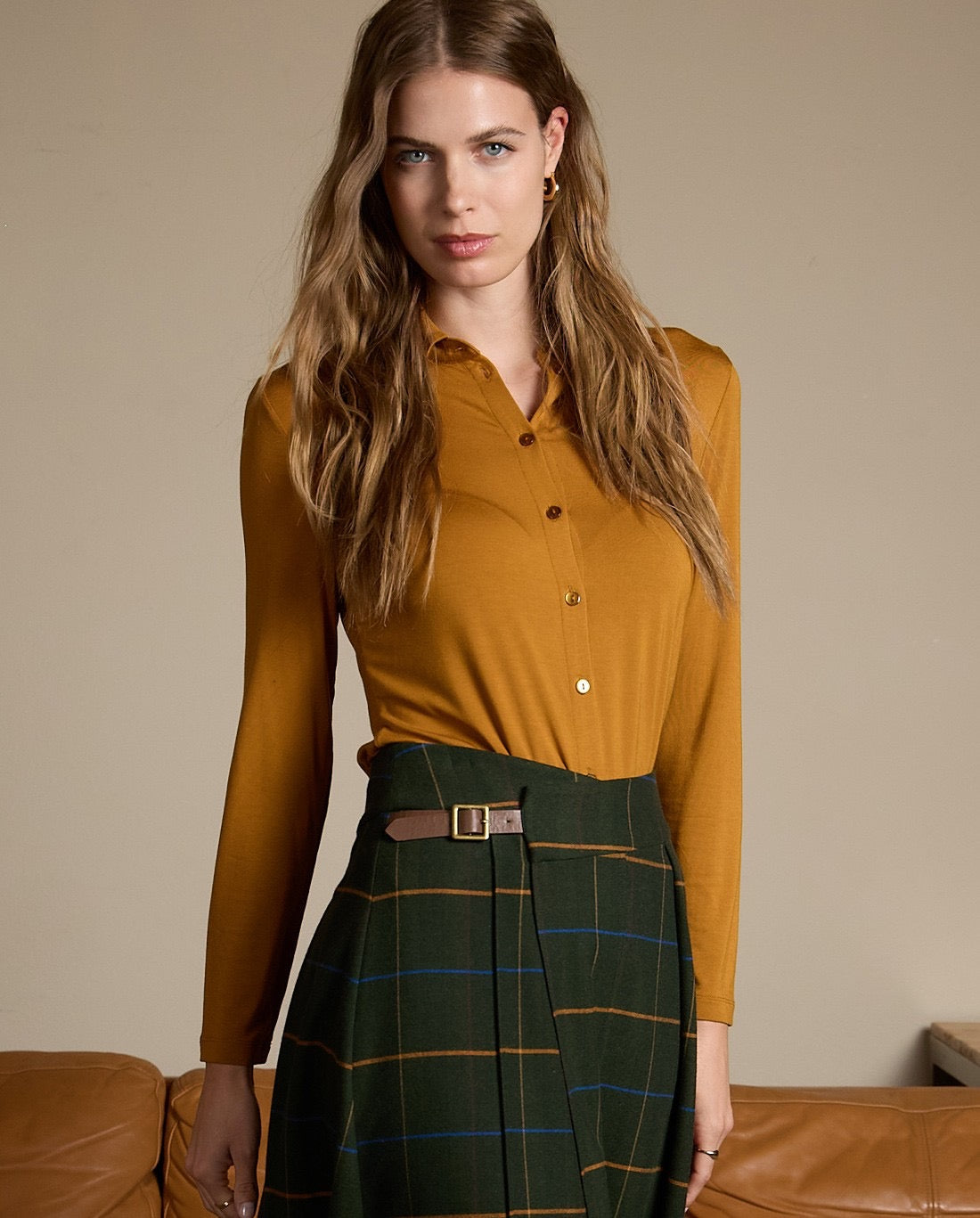 CAMISA ELÁSTICA Y SUAVE DE BAMBÚ OCRE