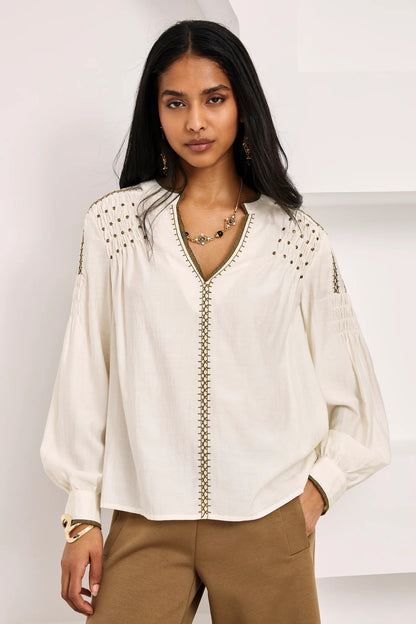 BLUSA FRUNCIDOS Y TACHUELAS  IVORY