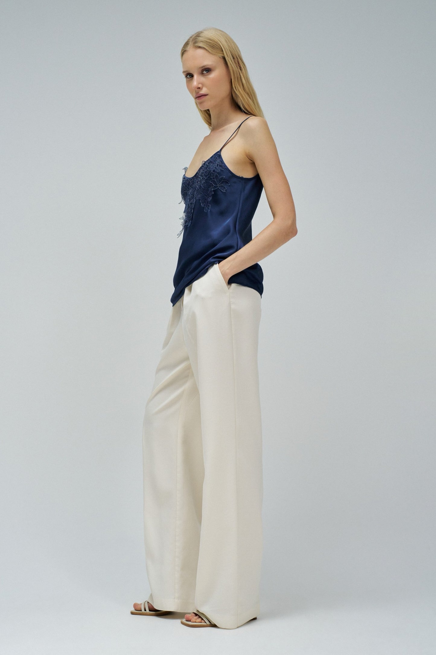 TOP SATINADO CON ENCAJE AZUL