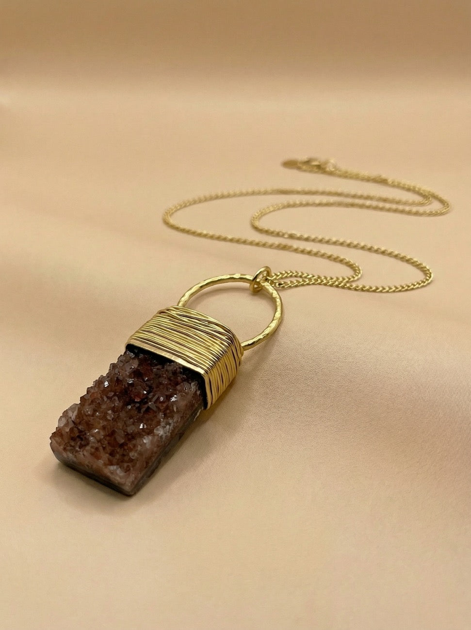 COLGANTE PIEDRA DRUSA HILOS DE ORO MARRÓN