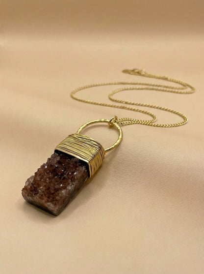 COLGANTE PIEDRA DRUSA HILOS DE ORO MARRÓN