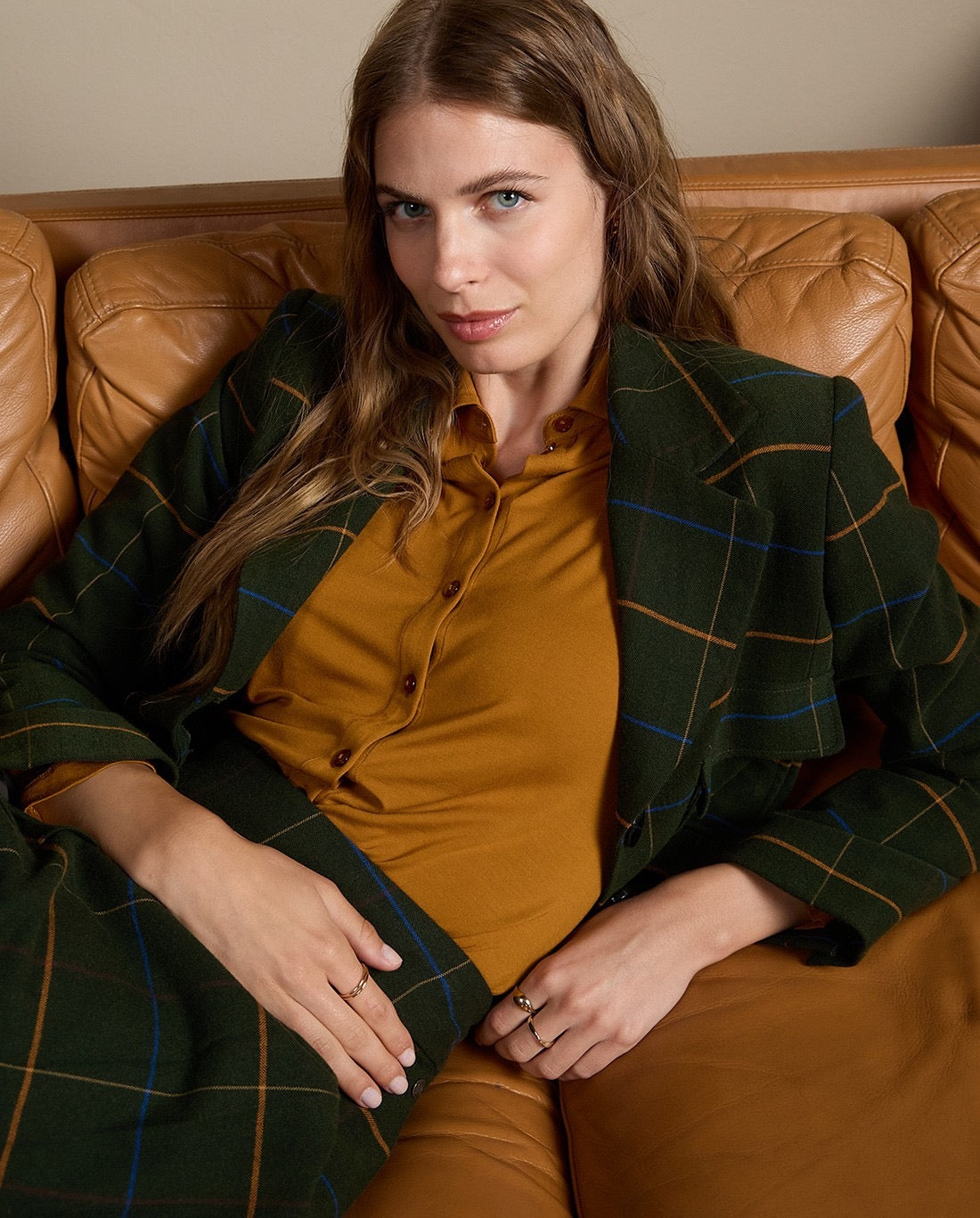 CAMISA ELÁSTICA Y SUAVE DE BAMBÚ OCRE