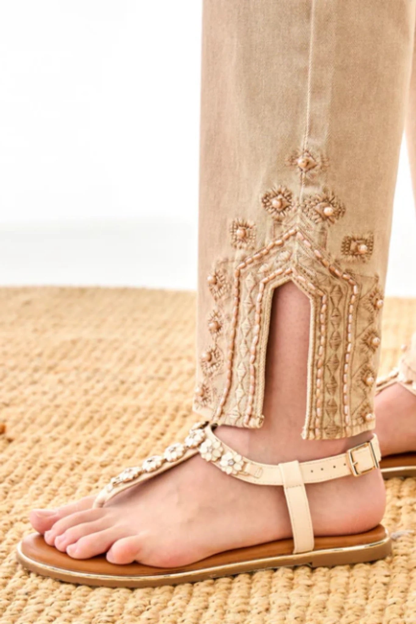 SANDALIAS ESCLAVA FLORES CRUDO