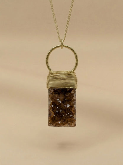 COLGANTE PIEDRA DRUSA HILOS DE ORO MARRÓN