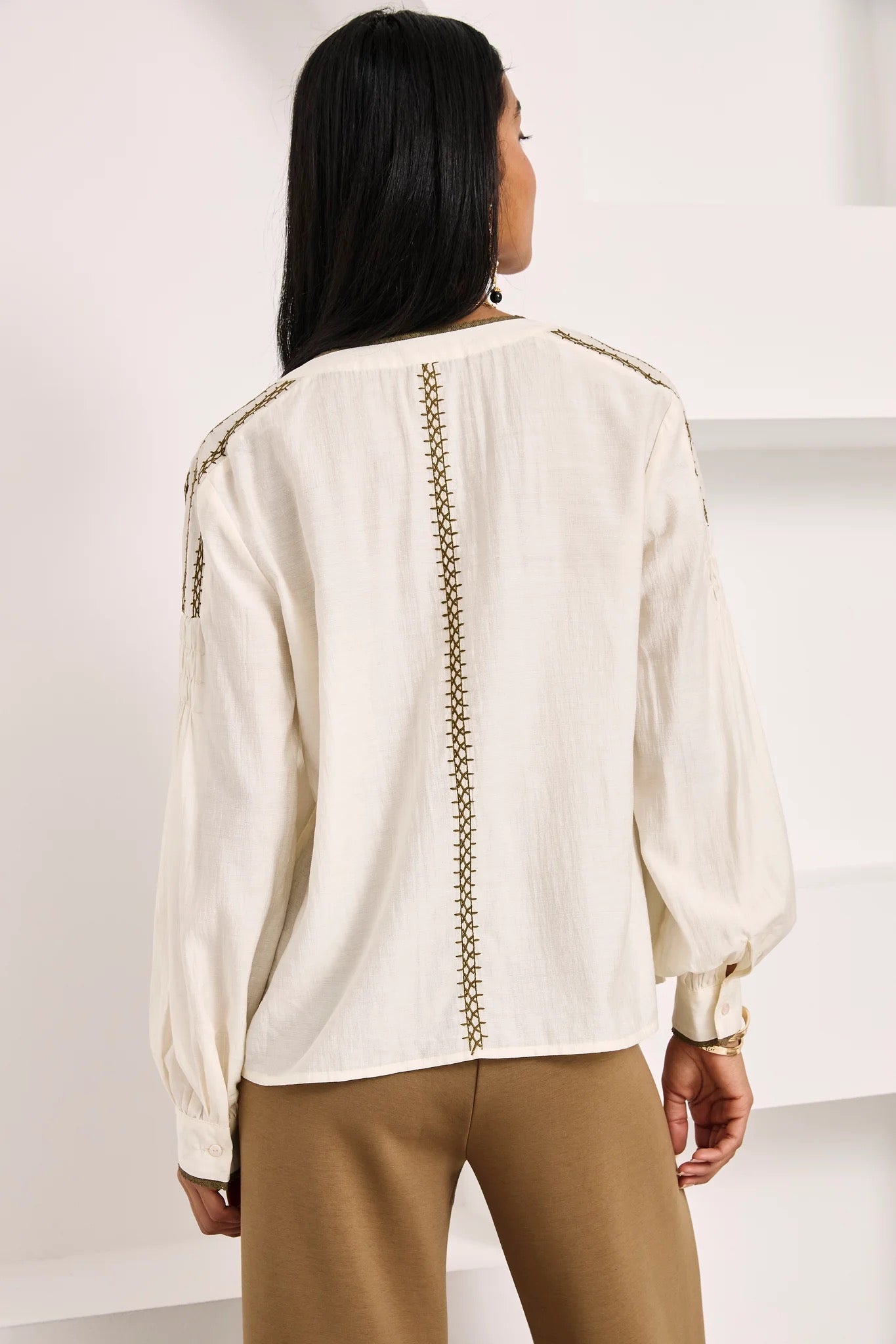 BLUSA FRUNCIDOS Y TACHUELAS  IVORY